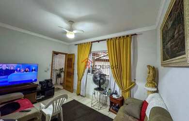 Imagem: A casa possui 3 Dormitórios, 2 Banheiros, 2 Vagas na garagem