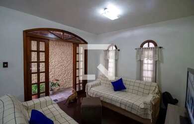 Imagem: A casa possui 3 Dormitórios, 4 Banheiros, 2 Vagas na garagem