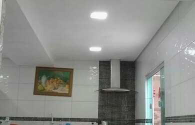 Imagem: A casa possui 3 Dormitórios, 2 Banheiros, 3 Vagas na garagem