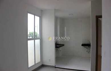 Imagem: O apartamento possui 2 Dormitórios, 1 Banheiro, 1 Vaga na garagem