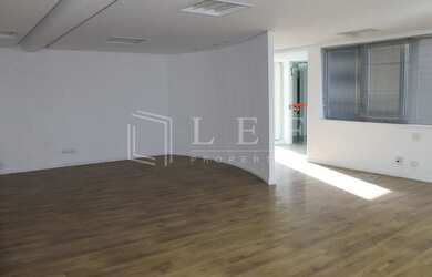 Imagem: O depósito possui 4 Vagas na garagem, 204m² de Área e Imóvel