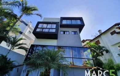 Imagem: A casa em condomínio possui 4 Dormitórios, 5 Banheiros, 4