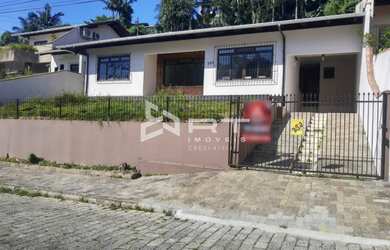 Imagem: A casa possui 3 Dormitórios, 3 Banheiros, 1 Vaga na garagem