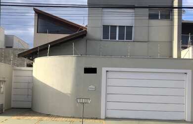 Imagem: A casa possui 3 Dormitórios, 5 Banheiros, 4 Vagas na garagem