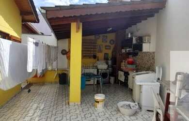 Imagem: A casa à venda possui 3 Dormitórios, 2 Banheiros, 3 Vagas