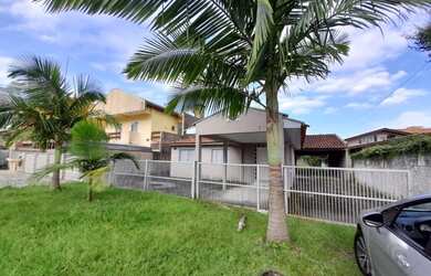 Imagem: A casa possui 4 Dormitórios, 2 Banheiros, 4 Vagas na garagem