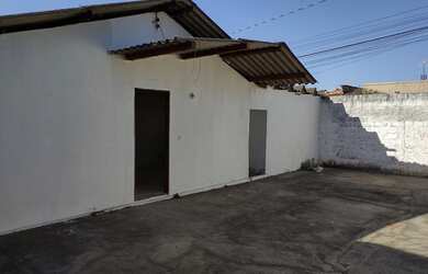 Imagem: A casa possui 2 Dormitórios, 2 Banheiros, 4 Vagas na garagem