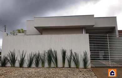 Imagem: A casa possui 2 Dormitórios, 1 Banheiro, 1 Vaga na garagem