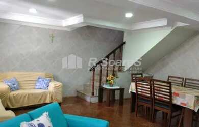 Imagem: A casa possui 3 Dormitórios, 4 Banheiros, 2 Vagas na garagem