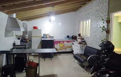 Imagem: A casa possui 3 Dormitórios, 1 Banheiro, 1 Vaga na garagem