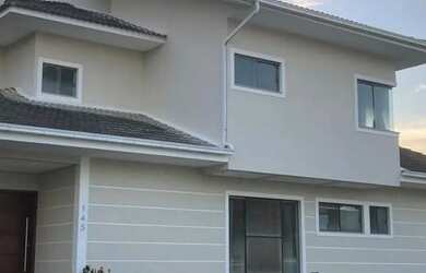 Imagem: A casa possui 3 Dormitórios, 2 Banheiros, 2 Vagas na garagem