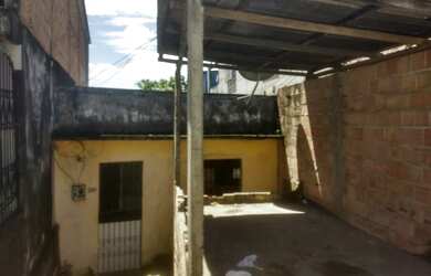 Imagem: A casa possui 2 Dormitórios, 1 Banheiro, 1 Vaga na garagem