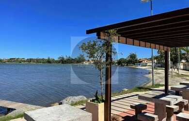 Imagem: A casa possui 4 Dormitórios, 2 Banheiros, 5 Vagas na garagem