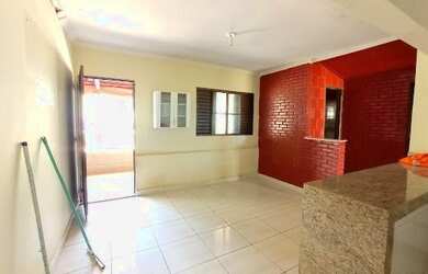 Imagem: A casa possui 3 Dormitórios, 2 Banheiros, 4 Vagas na garagem