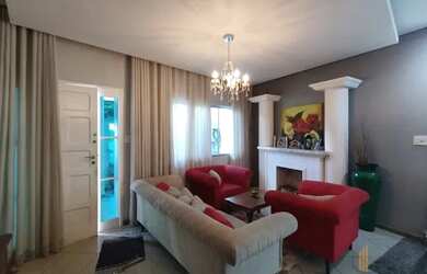 Imagem: A casa possui 5 Dormitórios, 2 Banheiros, 2 Vagas na garagem