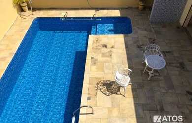 Imagem: A casa possui 3 Dormitórios, 3 Banheiros, 4 Vagas na garagem