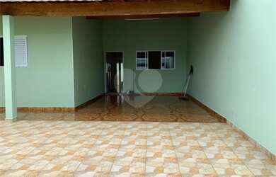 Imagem: A casa possui 3 Dormitórios, 2 Banheiros, 2 Vagas na garagem