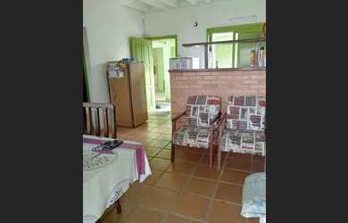 Imagem: A casa possui 4 Dormitórios, 1 Banheiro, 5 Vagas na garagem