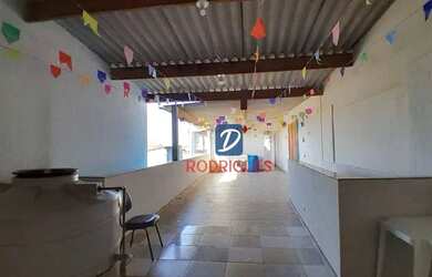 Imagem: A casa possui 5 Dormitórios, 3 Banheiros, 2 Vagas na garagem