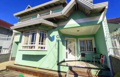 Imagem: A casa possui 4 Dormitórios, 3 Banheiros, 3 Vagas na garagem