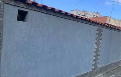 Imagem: A casa possui 3 Dormitórios, 2 Banheiros, 1 Vaga na garagem