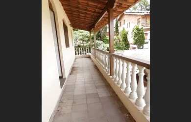 Imagem: A casa possui 4 Dormitórios, 2 Banheiros, 4 Vagas na garagem