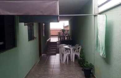 Imagem: A casa possui 3 Dormitórios, 1 Banheiro, 1 Vaga na garagem