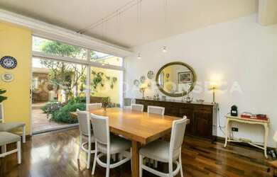 Imagem: A casa possui 4 Dormitórios, 2 Banheiros, 3 Vagas na garagem