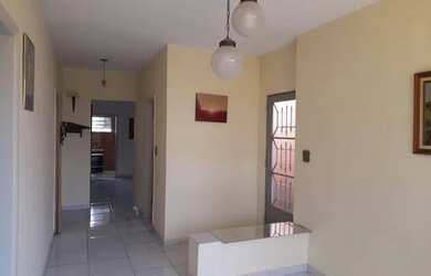 Imagem: A casa possui 3 Dormitórios, 2 Banheiros, 2 Vagas na garagem