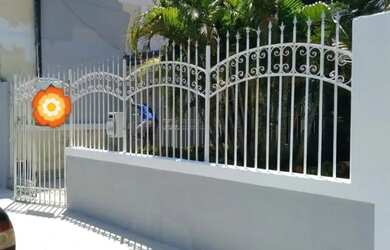 Imagem: A casa possui 3 Dormitórios, 1 Banheiro, 196m² de Área e