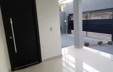 Imagem: A casa possui 2 Dormitórios, 1 Banheiro, 2 Vagas na garagem