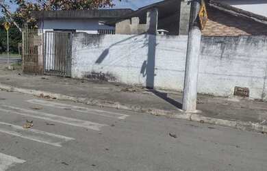 Imagem: A casa possui 2 Dormitórios, 1 Banheiro, 1 Vaga na garagem