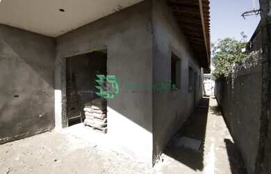 Imagem: A casa possui 2 Dormitórios, 1 Banheiro, 2 Vagas na garagem