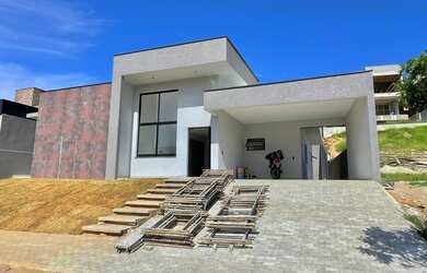 Imagem: A casa em condomínio possui 4 Dormitórios, 4 Banheiros, 2