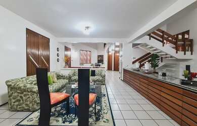 Imagem: A casa possui 4 Dormitórios, 5 Banheiros, 5 Vagas na garagem