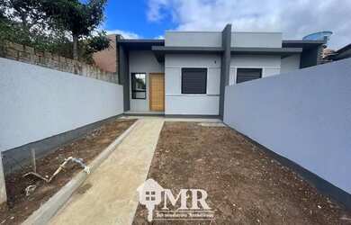 Imagem: A casa possui 3 Dormitórios, 1 Banheiro, 2 Vagas na garagem