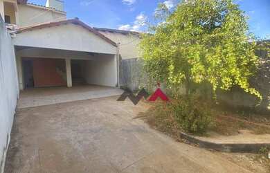 Imagem: A casa possui 2 Dormitórios, 2 Banheiros, 3 Vagas na garagem