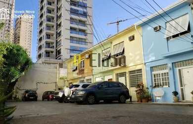 Imagem: A casa possui 4 Dormitórios, 3 Banheiros, 2 Vagas na garagem