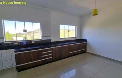 Imagem: A casa possui 3 Dormitórios, 4 Banheiros, 2 Vagas na garagem