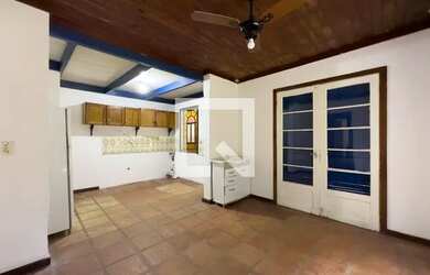 Imagem: A casa possui 2 Dormitórios, 1 Banheiro, 2 Vagas na garagem