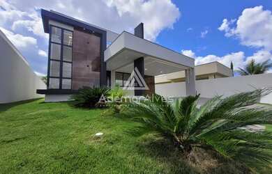 Imagem: A casa em condomínio possui 4 Dormitórios, 4 Banheiros, 4