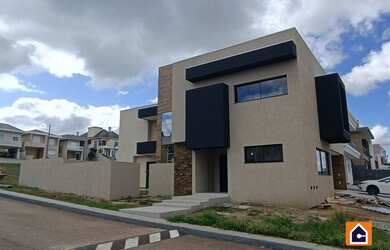 Imagem: A casa possui 3 Dormitórios, 5 Banheiros, 2 Vagas na garagem