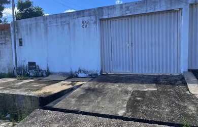 Imagem: A casa possui 2 Dormitórios, 2 Banheiros, 3 Vagas na garagem