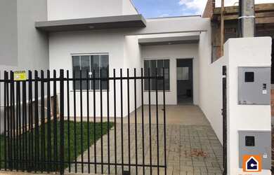 Imagem: A casa possui 2 Dormitórios, 1 Banheiro, 1 Vaga na garagem