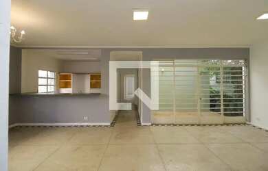 Imagem: A casa possui 4 Dormitórios, 5 Banheiros, 3 Vagas na garagem