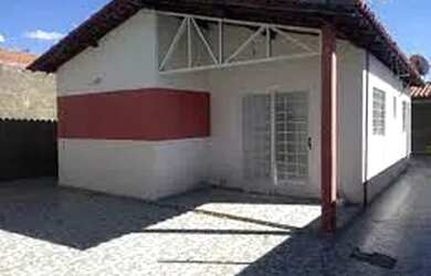 Imagem: A casa possui 3 Dormitórios, 1 Banheiro, 70m² de Área, Direto