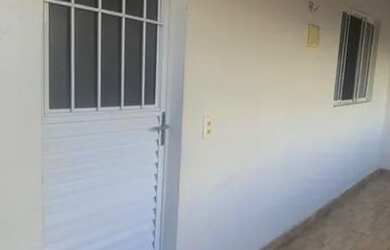 Imagem: A casa possui 2 Dormitórios, 1 Banheiro, 1 Vaga na garagem