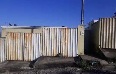 Imagem: A casa possui 2 Dormitórios, 1 Banheiro, 1 Vaga na garagem