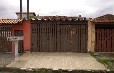 Imagem: A casa possui 3 Dormitórios, 2 Vagas na garagem e está localizado