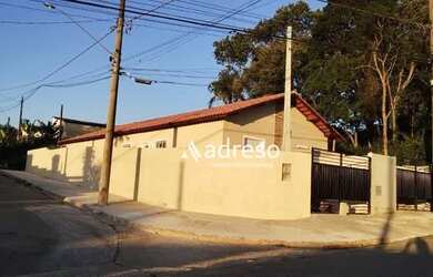 Imagem: A casa possui 3 Dormitórios, 1 Banheiro, 2 Vagas na garagem